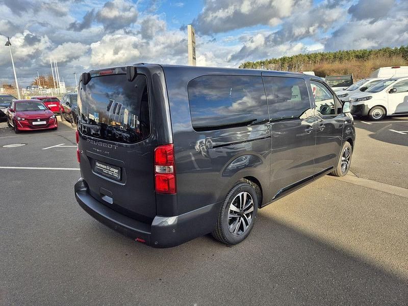 Neu Peugeot Traveller Allure 181 PS (133 kW) 2025 Platinum grau Van / Kleinbus