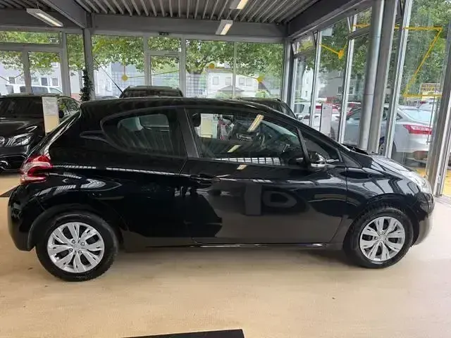 Gebraucht Peugeot 208 Active 82 PS (60 kW) 2015 Schwarz Kleinwagen