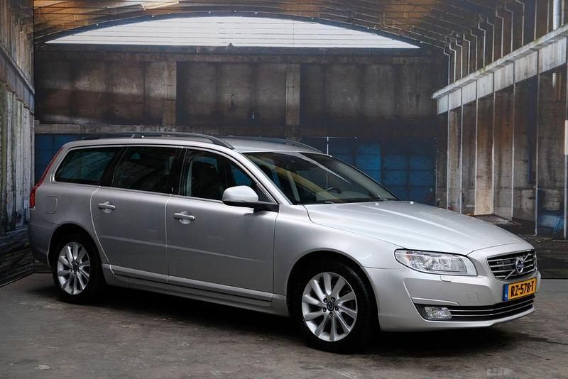 Silber Gebraucht 2016 Volvo V70 Kombi | 8.950 € (Guter Preis) - Bild 1/4