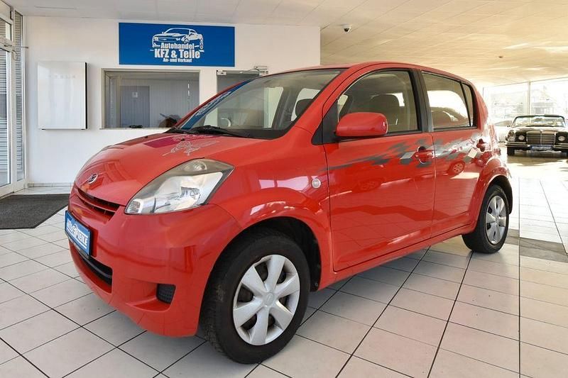 Rot Gebraucht 2009 Daihatsu Sirion Kleinwagen | 2.480 € - Bild 1/4