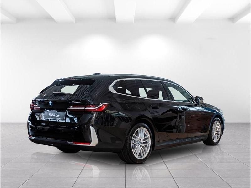 Neu BMW 530 Performance 299 PS (219 kW) 2026 Black sapphire metallic (schwarz) Kombi