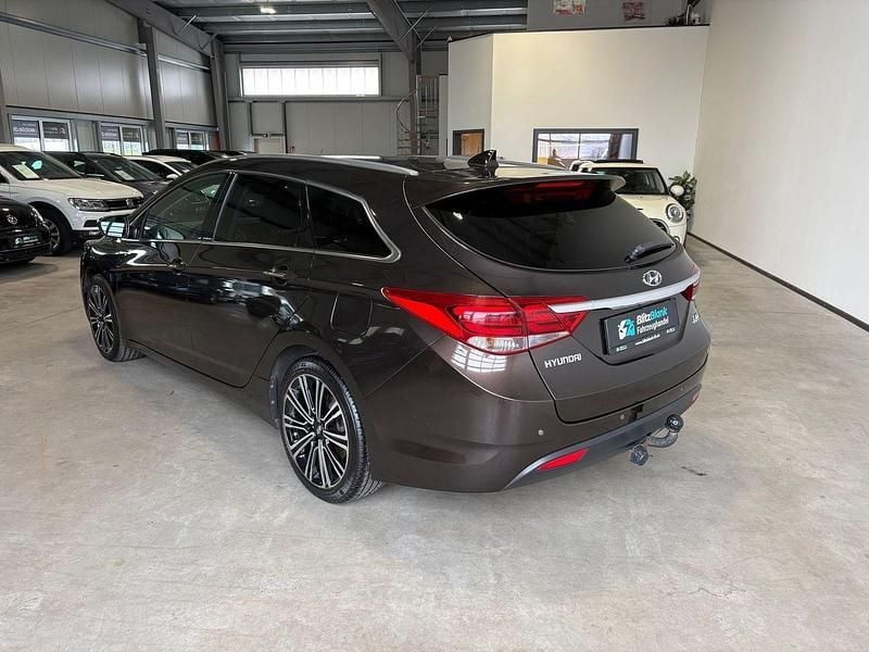 Gebraucht Hyundai i40 Premium 141 PS (103 kW) 2016 Braun Kombi