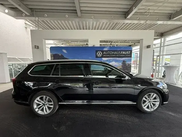 Gebraucht VW Passat Elegance 150 PS (110 kW) 2023 Schwarz perleffekt Kombi