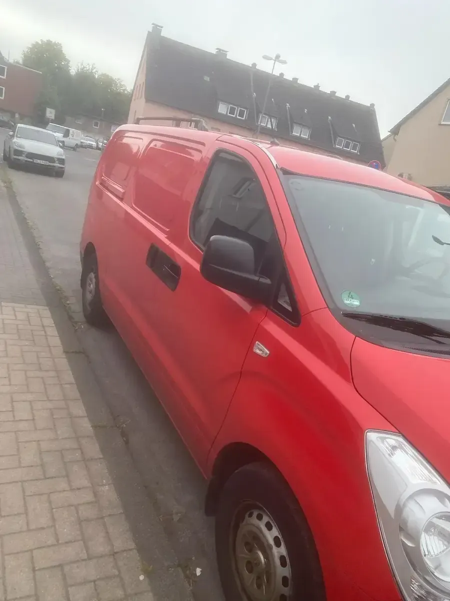 Gebraucht Hyundai H-1 2011 Rot Van / Kleinbus