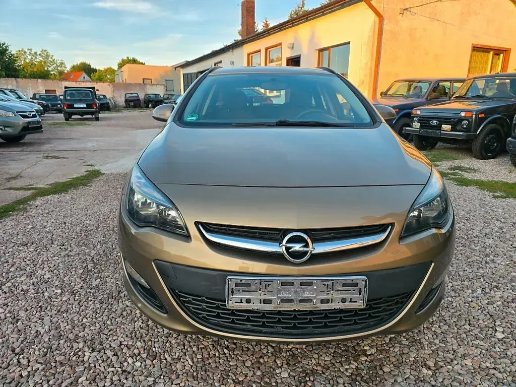 Gebraucht Opel Astra Edition 101 PS (74 kW) 2013 Braun Kombi