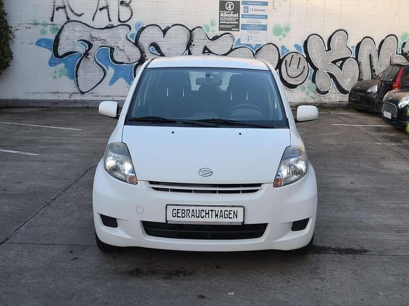Weiß Gebraucht 2011 Daihatsu Sirion Kleinwagen | 2.990 € (Fairer Preis) - Bild 1/4