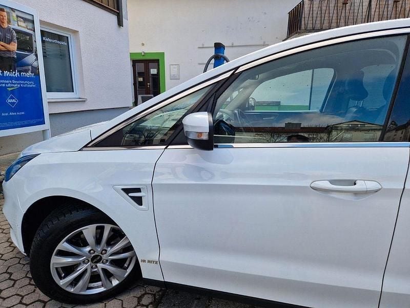 Gebraucht Ford S-MAX Titanium 179 PS (131 kW) 2016 Weiß Van / Kleinbus
