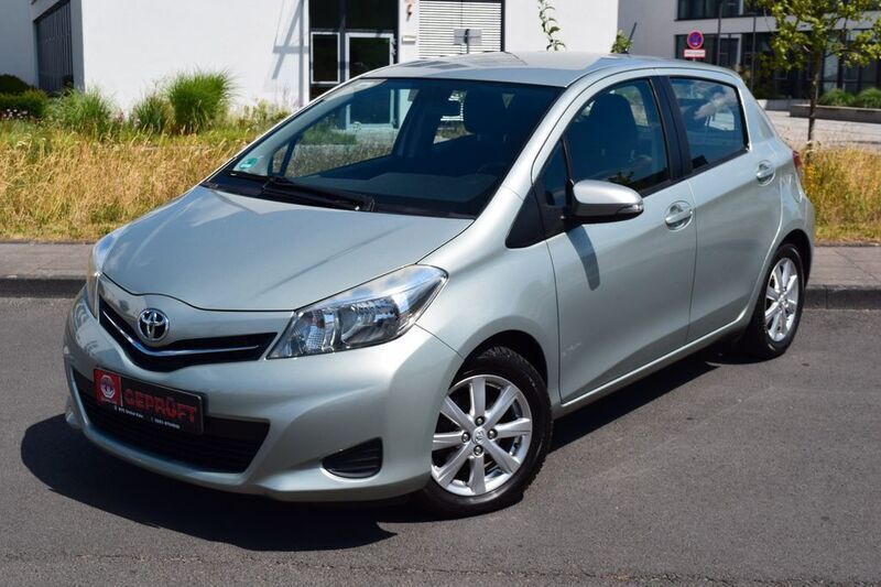 Silber Gebraucht 2012 Toyota Yaris Life Limousine | 6.800 € (Fairer Preis) - Bild 1/4