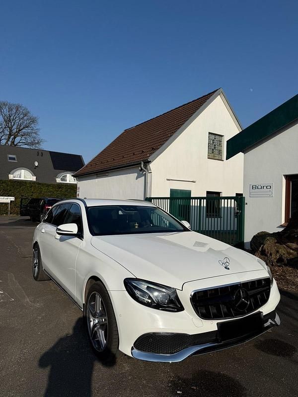 Weiß Gebraucht 2017 Mercedes E220 Kombi | 19.000 € - Bild 1/4