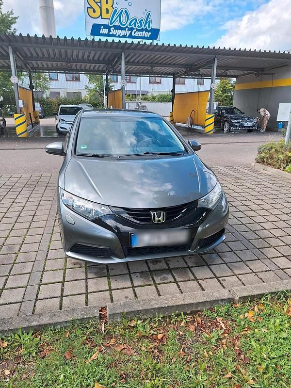 Grau Gebraucht 2015 Honda Civic Limousine | 7.900 € (Fairer Preis) - Bild 1/4