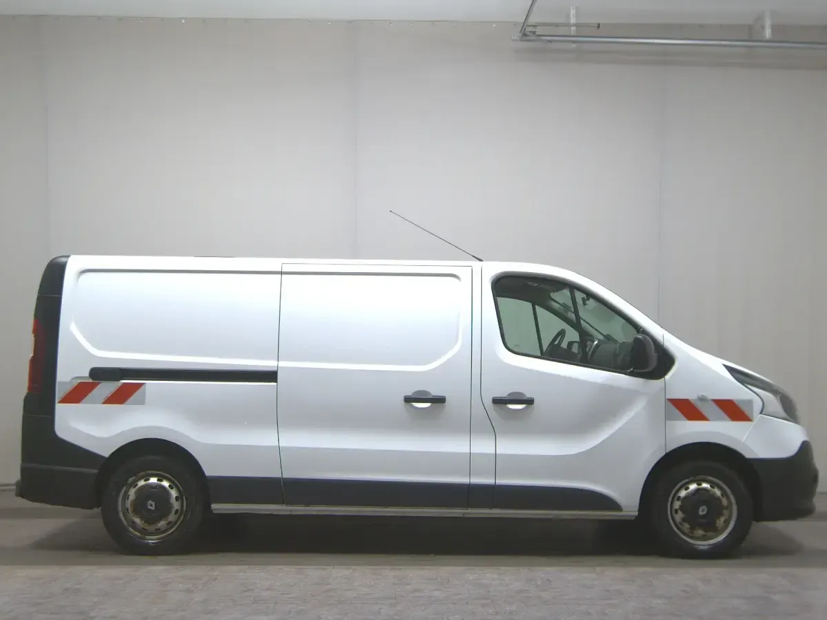 Second-hand Renault Trafic 121 CP (88 kW) 2018 Alb Monovolum