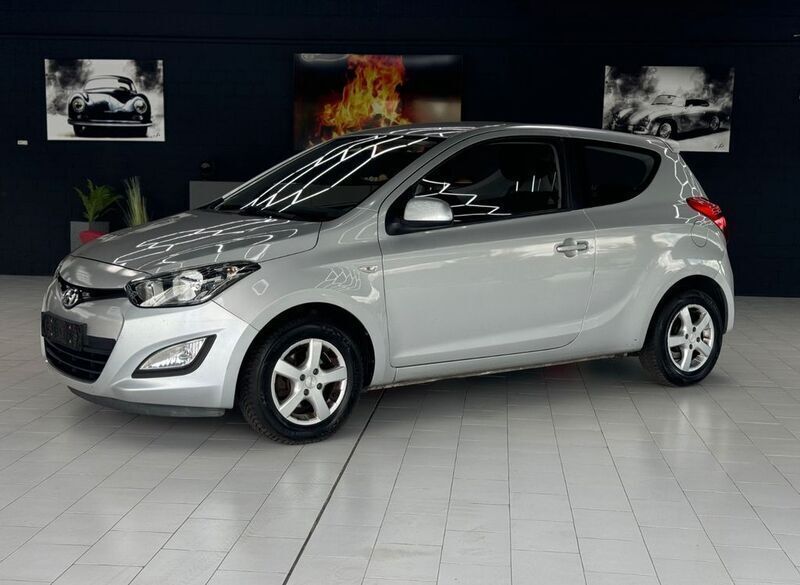 Silber Gebraucht 2012 Hyundai i20 Edition Kleinwagen | 2.799 € (Fairer Preis) - Bild 1/4