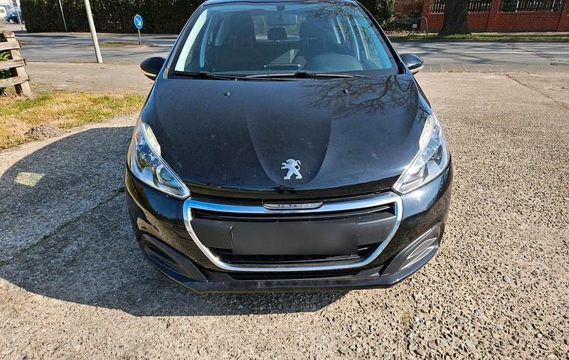 Schwarz Gebraucht 2016 Peugeot 208 Kleinwagen | 3.950 € (Fairer Preis) - Bild 1/4