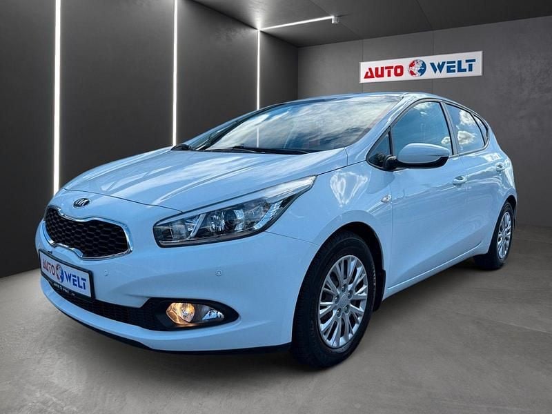 Weiß Gebraucht 2015 Kia Ceed Limousine | 12.990 € (Fairer Preis) - Bild 1/4