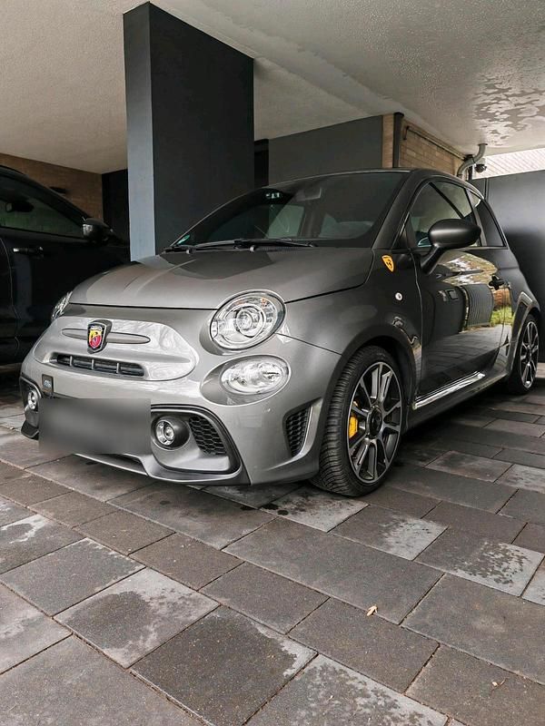 Grau Gebraucht 2024 Abarth 695 Kleinwagen | 31.900 € (Fairer Preis) - Bild 1/4