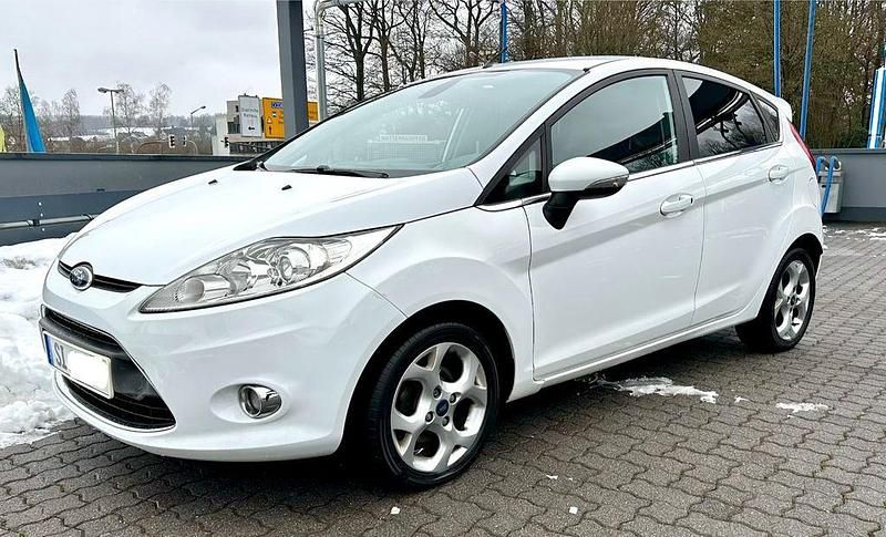 Weiß Gebraucht 2009 Ford Fiesta Titanium Limousine | 4.500 € (Fairer Preis) - Bild 1/4