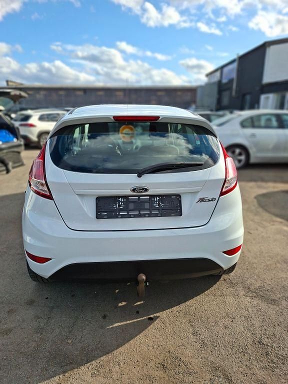 Gebraucht Ford Fiesta Trend 75 PS (55 kW) 2016 Weiß Kleinwagen