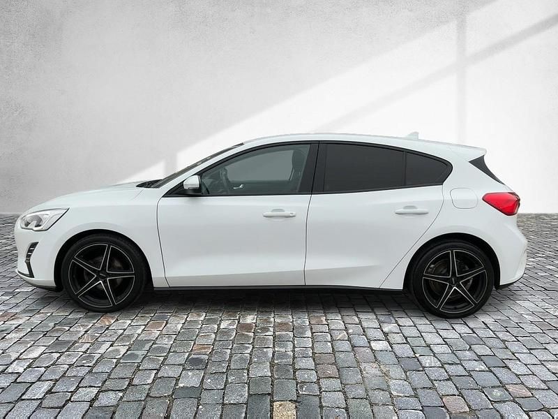 Gebraucht Ford Focus Trend 101 PS (74 kW) 2018 Frostweiß Limousine