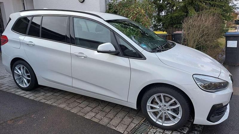 Weiß Gebraucht 2021 BMW 220 Gran Tourer Sport Line Van / Kleinbus | 22.800 € (Guter Preis) - Bild 1/4