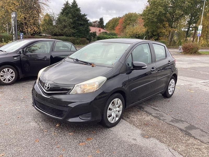 Schwarz Gebraucht 2014 Toyota Yaris Limousine | 3.499 € - Bild 1/4