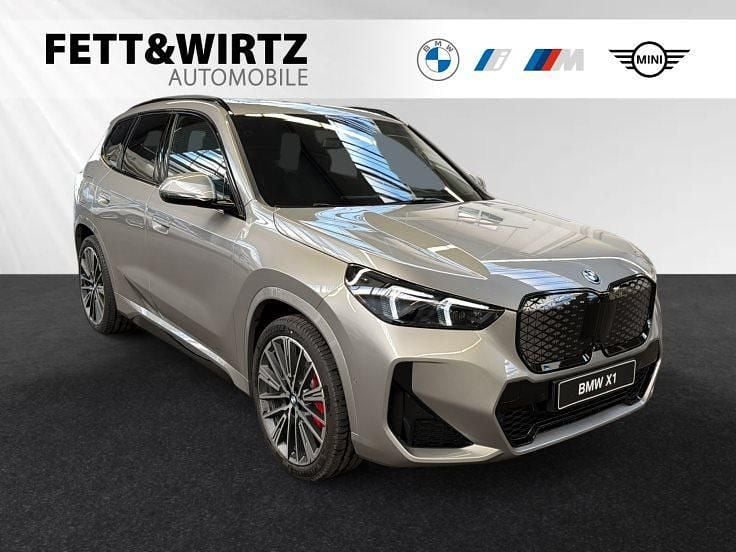 Spacesilber metallic Neu 2025 BMW iX1 M Sport SUV | 64.990 € - Bild 1/2