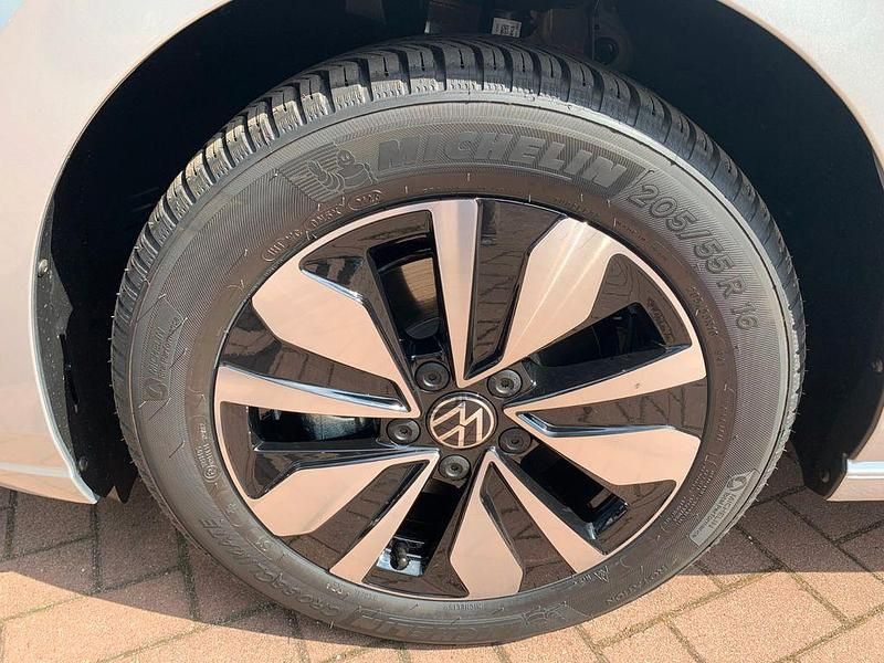 Gebraucht VW Golf VIII Move 131 PS (96 kW) 2023 Grau Limousine