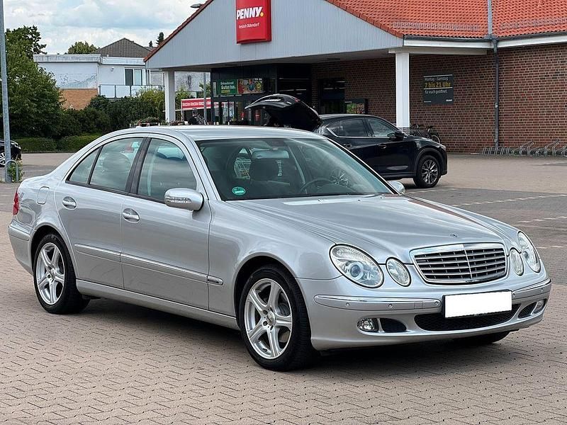 Silber Gebraucht 2005 Mercedes E240 Elegance Limousine | 8.000 € (Etwas zu teuer) - Bild 1/4