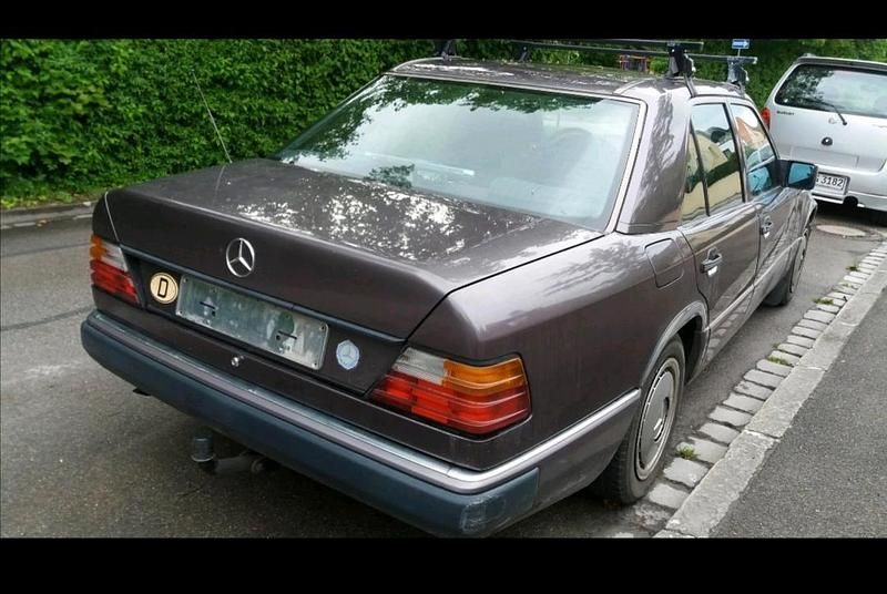 Gebraucht Mercedes E250 85 PS (62 kW) 1991 Violet Limousine