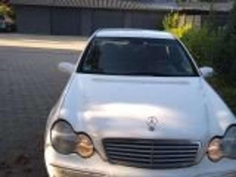 Weiß Gebraucht 2000 Mercedes C180 Elegance Limousine | 1.100 € (Superpreis) - Bild 1/4
