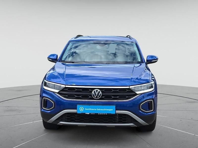 Ravennablau metallic Gebraucht 2024 VW T-Roc Life SUV | 23.970 € (Fairer Preis) - Bild 1/4
