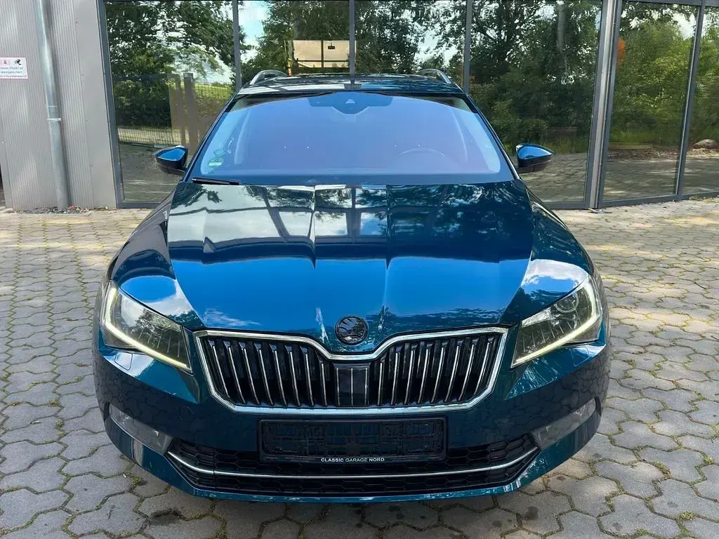 Gebraucht Skoda Superb LAURIN & KLEMENT 190 PS (139 kW) 2017 Blau Kombi