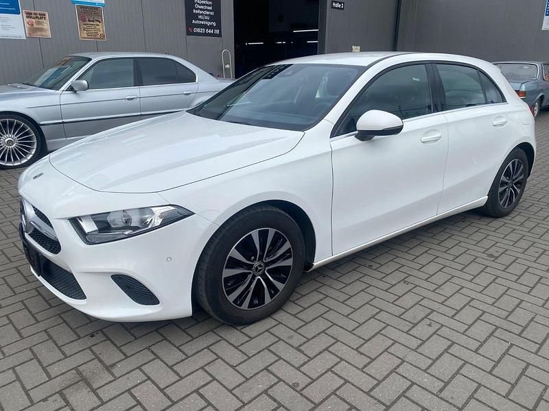 Gebraucht Mercedes A180 116 PS (85 kW) 2021 Weiß Limousine