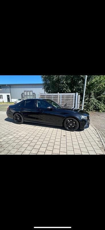 Schwarz Gebraucht 2019 Mercedes E220 Limousine | 25.000 € (Fairer Preis) - Bild 1/4