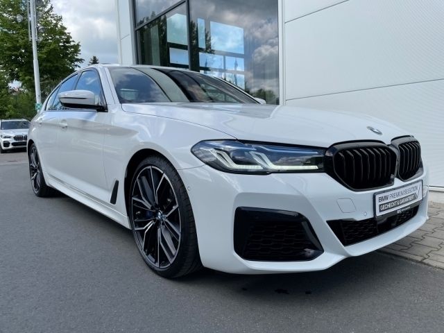 Gebraucht BMW M550 Efficient Dynamics 530 PS (389 kW) 2021 Weiss Limousine