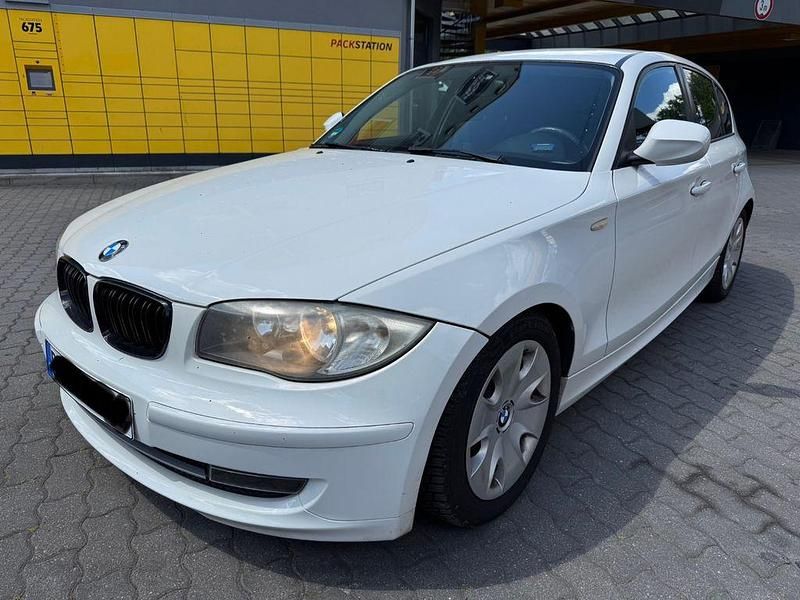 Weiß Gebraucht 2011 BMW 118 Advantage Kleinwagen | 2.499 € (Superpreis) - Bild 1/4