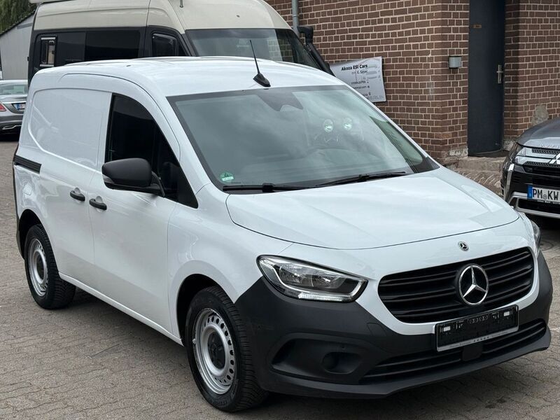Weiß Gebraucht 2022 Mercedes Citan 108 Van / Kleinbus | 14.700 € (Superpreis) - Bild 1/4