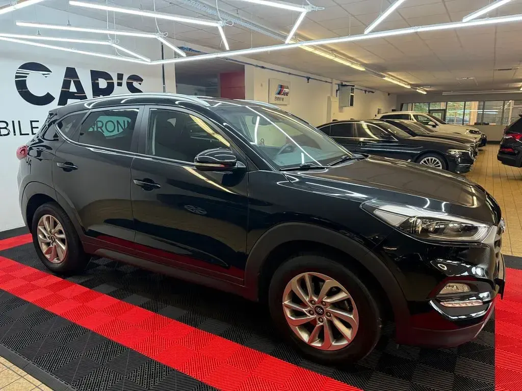 Gebraucht Hyundai Tucson Intro Edition 136 PS (100 kW) 2017 Phantom black SUV