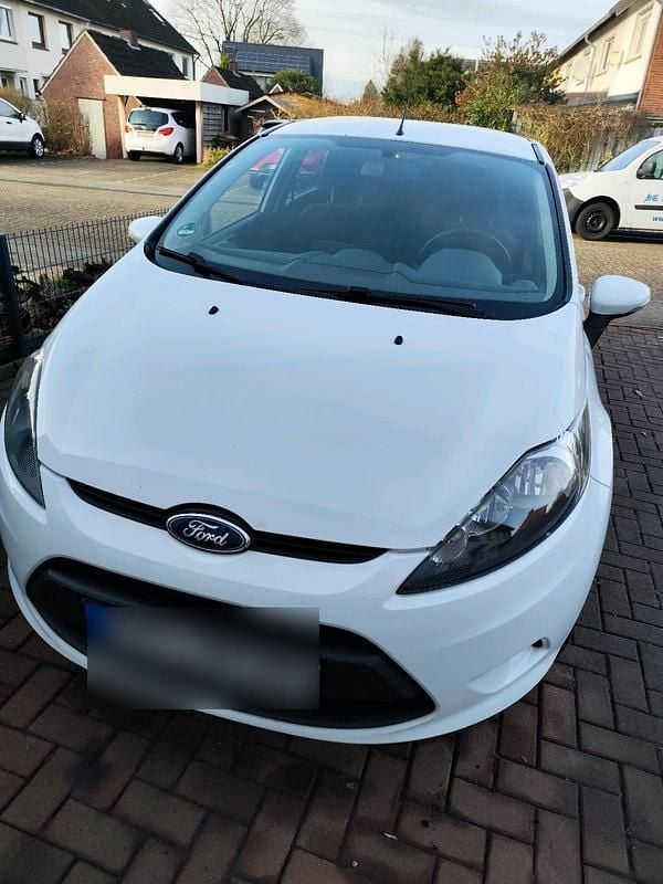 Gebraucht Ford Fiesta 60 PS (44 kW) 2010 Weiß Kleinwagen