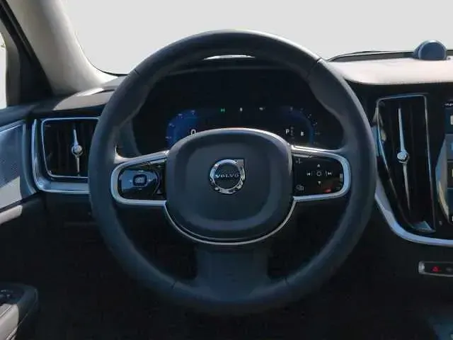 Gebraucht Volvo V60 145 PS (106 kW) 2025 Kombi
