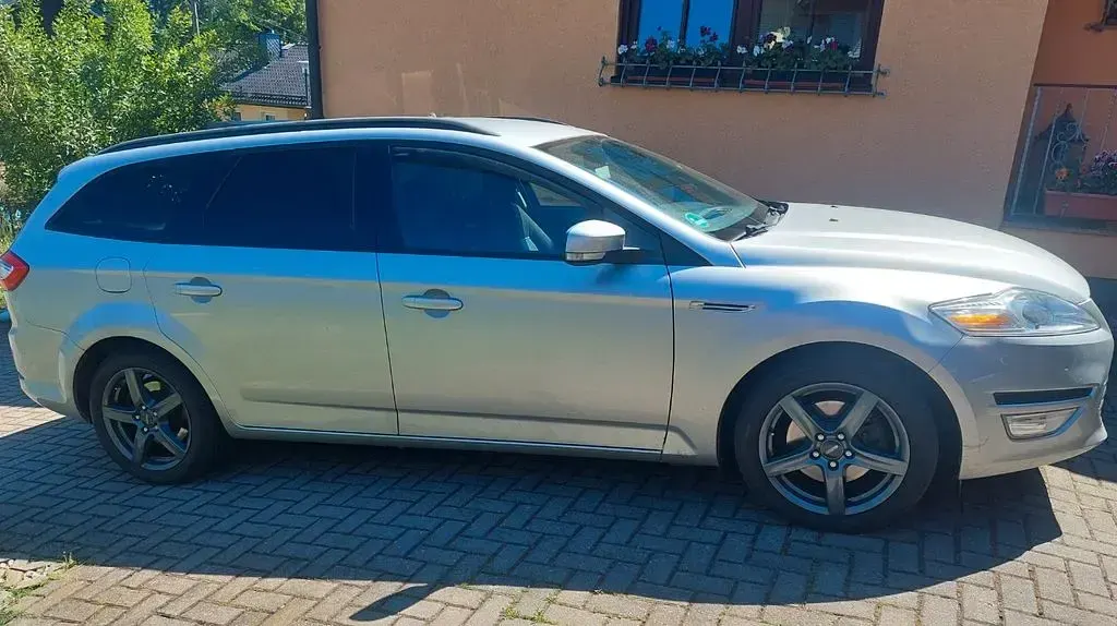 Usado Ford Mondeo S 140 CV (102 kW) 2012 Plateado Familiar
