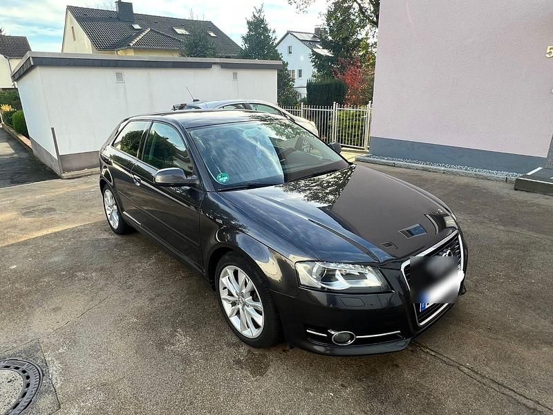 Grau Gebraucht 2012 Audi A3 Ambition Limousine | 5.900 € (Superpreis) - Bild 1/4