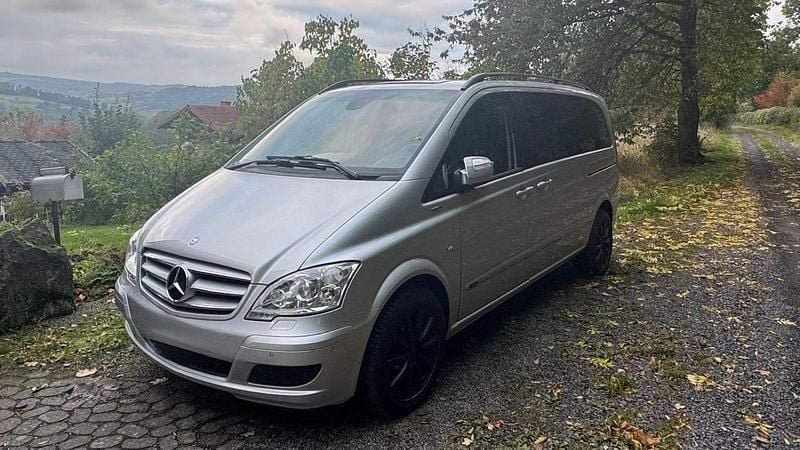 Silber Gebraucht 2011 Mercedes Viano Edition Van / Kleinbus | 16.300 € (Superpreis) - Bild 1/4