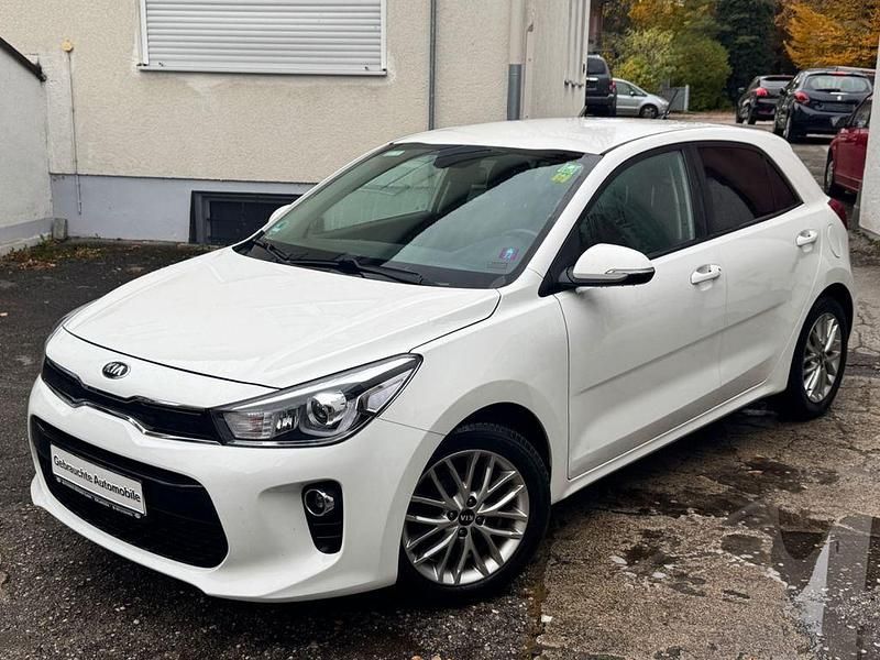Weiß Gebraucht 2017 Kia Rio DREAM-TEAM Edition Limousine | 7.490 € (Fairer Preis) - Bild 1/4