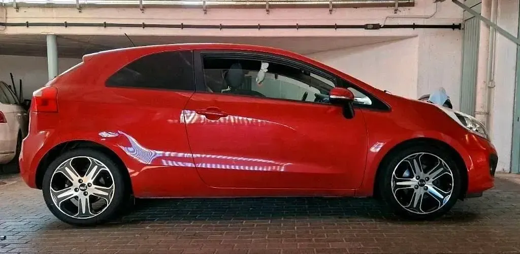 Używany Kia Rio 90 KM (66 kW) 2014 Czerwony Hatchback