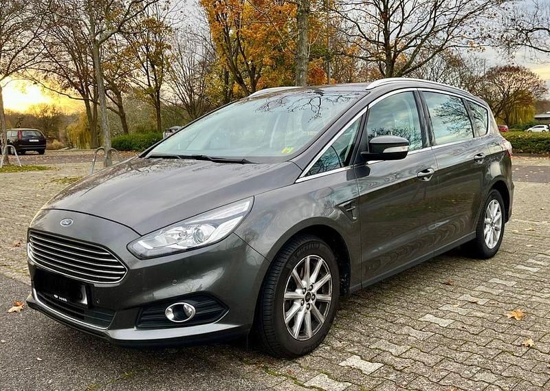 Gebraucht Ford S-MAX Titanium 160 PS (117 kW) 2018 Grau Van / Kleinbus