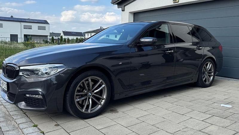 Grau Gebraucht 2018 BMW 520 Sport Line Kombi | 21.500 € (Fairer Preis) - Bild 1/4
