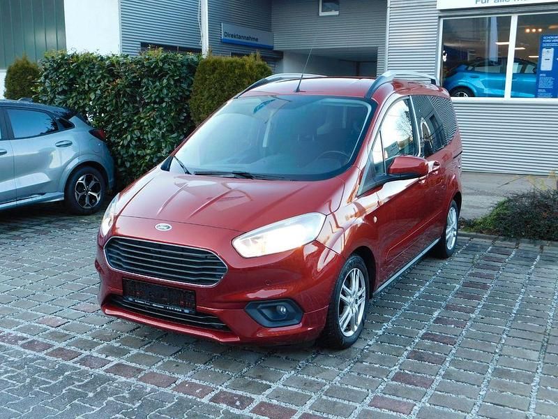 Rot Gebraucht 2018 Ford Tourneo Courier Titanium Van / Kleinbus | 12.900 € (Fairer Preis) - Bild 1/4