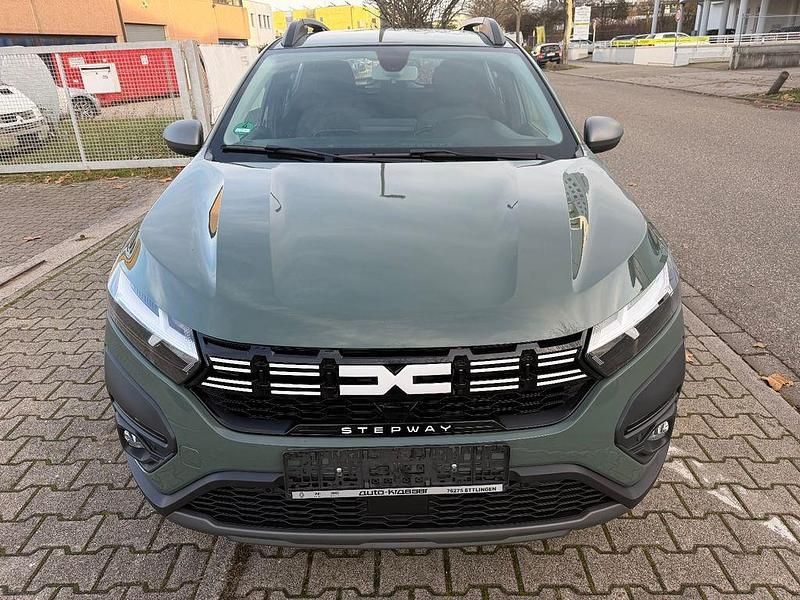 Grün Gebraucht 2023 Dacia Sandero Expression SUV | 14.999 € (Guter Preis) - Bild 1/4