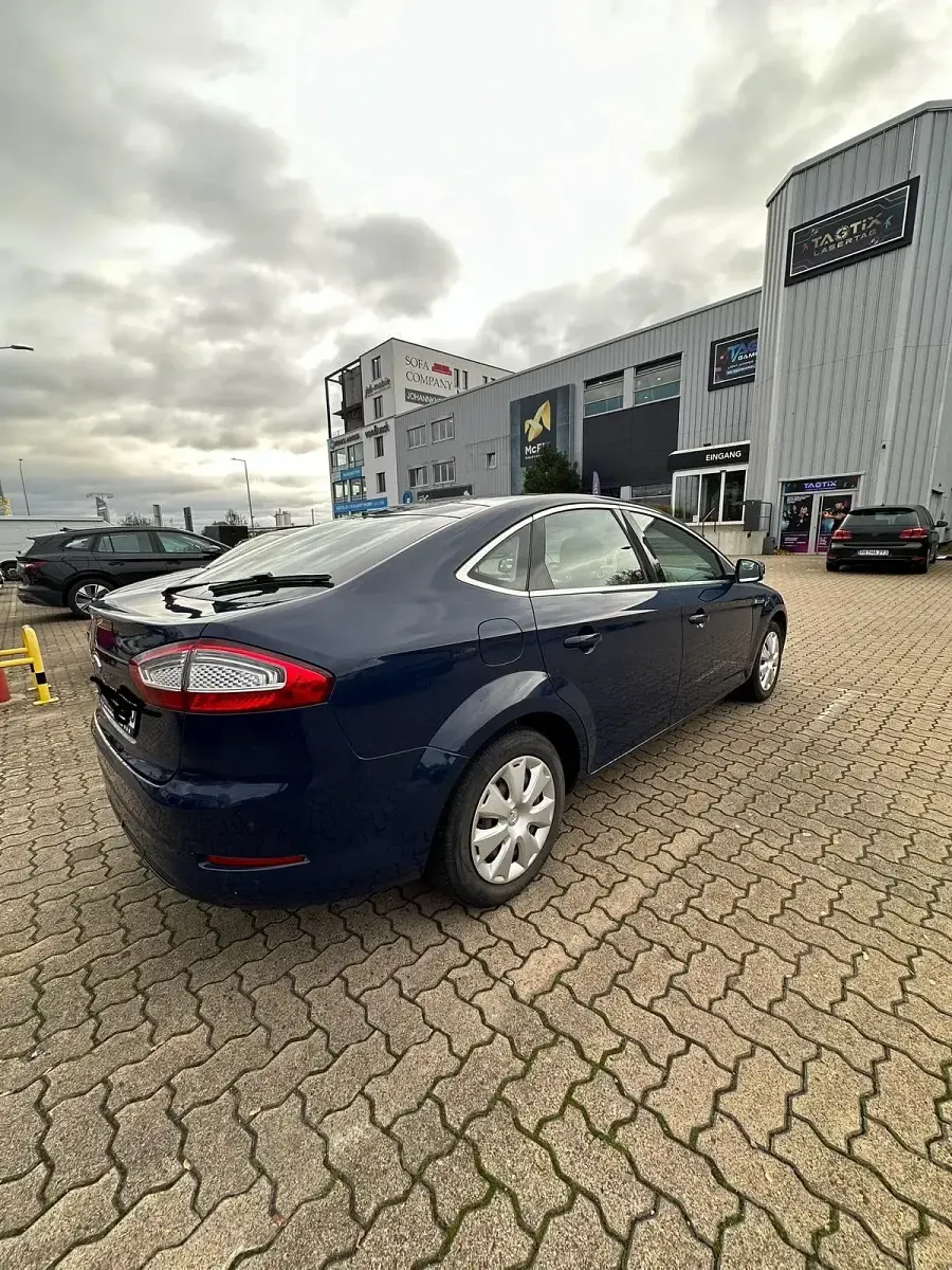 Gebraucht Ford Mondeo 163 PS (119 kW) 2011 Blau Limousine