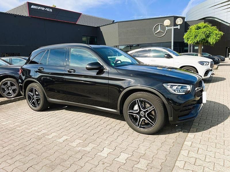 Schwarz Gebraucht 2021 Mercedes GLC300 AMG SUV | 37.500 € (Superpreis) - Bild 1/4